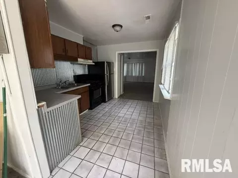 Entry Way - 2204 E Adams St, Springfield, IL 62703 photo 1 of 2