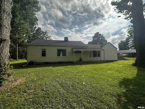 Exterior - 200 N Maple St, Athens, IL 62613 photo 4 of 4