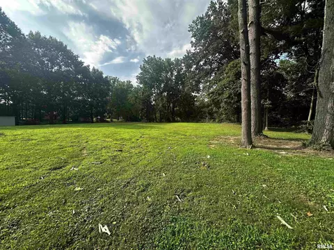 Exterior - 200 N Maple St, Athens, IL 62613 photo 3 of 4