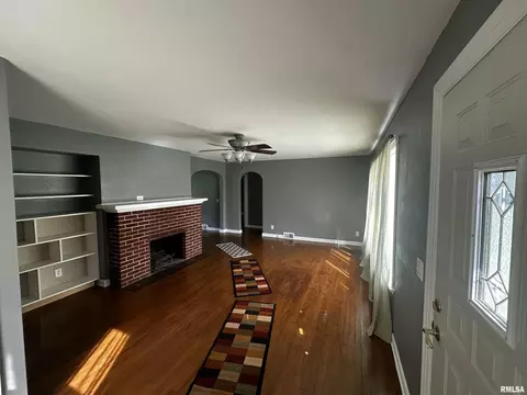 Living - 200 N Maple St, Athens, IL 62613 photo 1 of 3