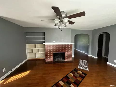 Living - 200 N Maple St, Athens, IL 62613 photo 2 of 3
