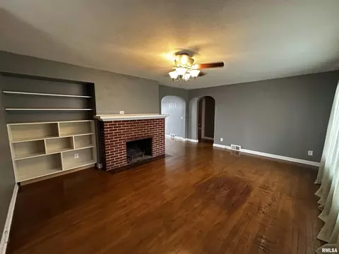 Living - 200 N Maple St, Athens, IL 62613 photo 1 of 4