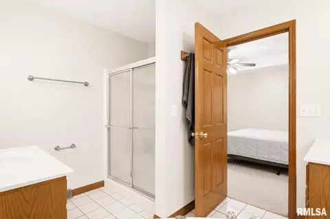 Bath - 3908 Greenfield Dr, Springfield, IL 62704 photo 3 of 6