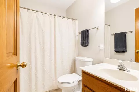 Bath - 3908 Greenfield Dr, Springfield, IL 62704 photo 5 of 6