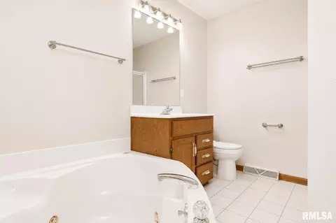 Bath - 3908 Greenfield Dr, Springfield, IL 62704 photo 4 of 6