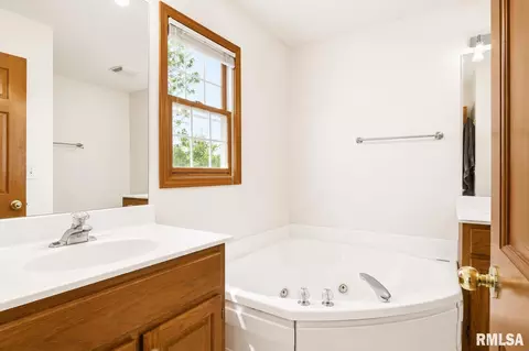 Bath - 3908 Greenfield Dr, Springfield, IL 62704 photo 2 of 6