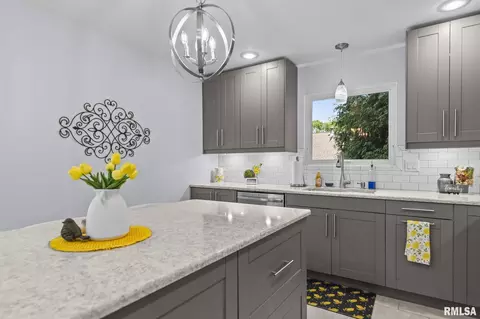 Kitchen - 2201 W Washington St, Springfield, IL 62702 photo 6 of 7