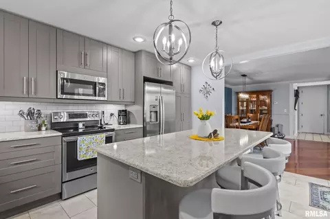 Kitchen - 2201 W Washington St, Springfield, IL 62702 photo 2 of 7