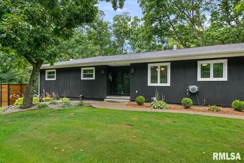 3911 E Lakeshore Dr, Taylorville, IL 62568