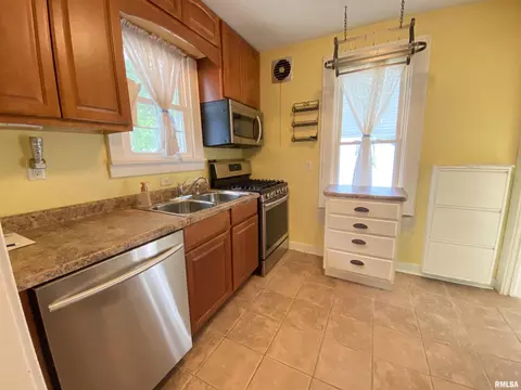 Kitchen - 525 S Feldkamp Ave, Springfield, IL 62704 photo 1 of 2