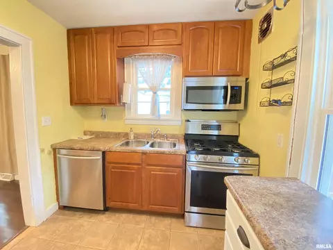 Kitchen - 525 S Feldkamp Ave, Springfield, IL 62704 photo 2 of 2