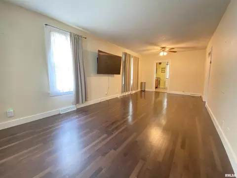 Living - 525 S Feldkamp Ave, Springfield, IL 62704 photo 1 of 2