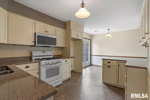 Kitchen - 120 Agustus Ln, Springfield, IL 62703 photo 2 of 3