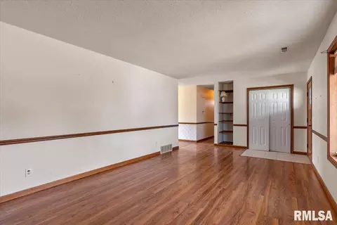 Living - 120 Agustus Ln, Springfield, IL 62703 photo 4 of 4