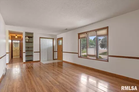 Living - 120 Agustus Ln, Springfield, IL 62703 photo 3 of 4