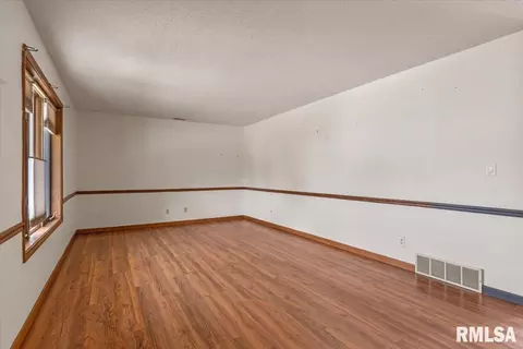 Living - 120 Agustus Ln, Springfield, IL 62703 photo 1 of 4