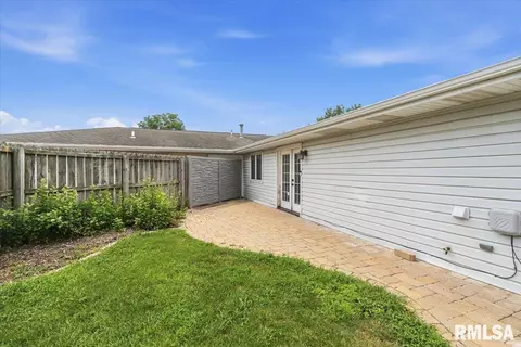 Exterior - 120 Agustus Ln, Springfield, IL 62703 photo 4 of 5