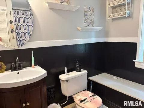 Bath - 1608 S Pasfield St, Springfield, IL 62704 photo 1 of 2