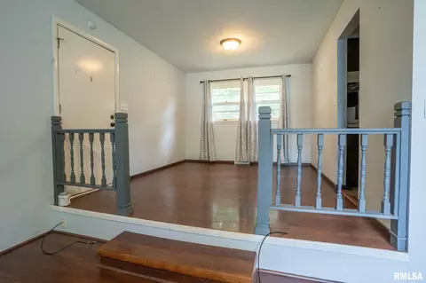 Living - 2430 Westchester Blvd, Springfield, IL 62704 photo 2 of 3