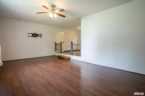 Living - 2430 Westchester Blvd, Springfield, IL 62704 photo 1 of 3