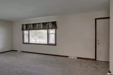 Living - 3936 Pine Tree Rd, Quincy, IL 62305 photo 4 of 5