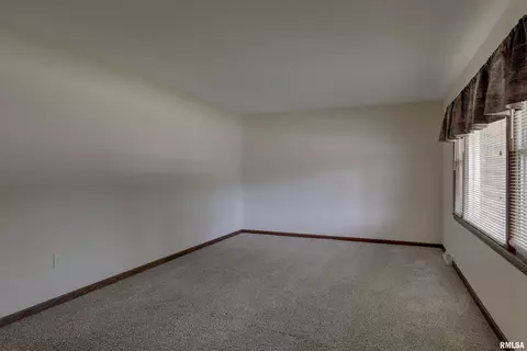 Living - 3936 Pine Tree Rd, Quincy, IL 62305 photo 2 of 5