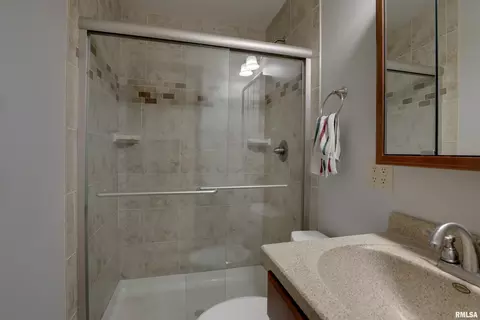 Bath - 3936 Pine Tree Rd, Quincy, IL 62305 photo 1 of 2
