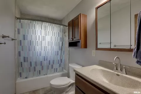 Bath - 3936 Pine Tree Rd, Quincy, IL 62305 photo 2 of 2