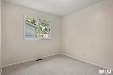 Bedroom - 1621 Fairmont Dr, Springfield, IL 62702 photo 5 of 6