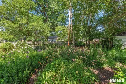 Exterior - 1621 Fairmont Dr, Springfield, IL 62702 photo 7 of 9