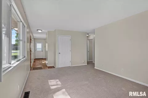 Entry Way - 1621 Fairmont Dr, Springfield, IL 62702 photo 3 of 4