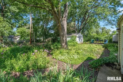 Exterior - 1621 Fairmont Dr, Springfield, IL 62702 photo 2 of 9