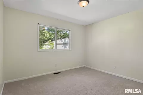 Bedroom - 1621 Fairmont Dr, Springfield, IL 62702 photo 1 of 6