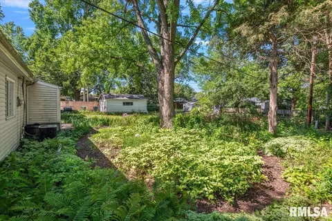 Exterior - 1621 Fairmont Dr, Springfield, IL 62702 photo 6 of 9
