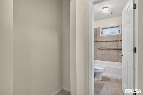 Entry Way - 1621 Fairmont Dr, Springfield, IL 62702 photo 4 of 4