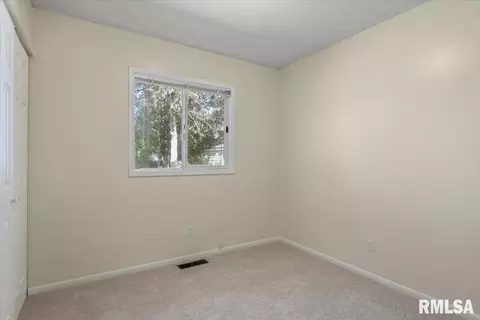 Bedroom - 1621 Fairmont Dr, Springfield, IL 62702 photo 3 of 6
