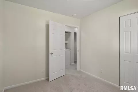 Bedroom - 1621 Fairmont Dr, Springfield, IL 62702 photo 4 of 6