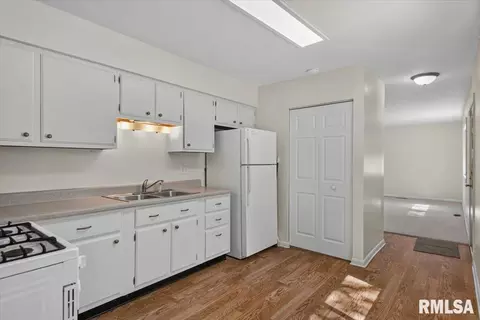 Entry Way - 1621 Fairmont Dr, Springfield, IL 62702 photo 1 of 4