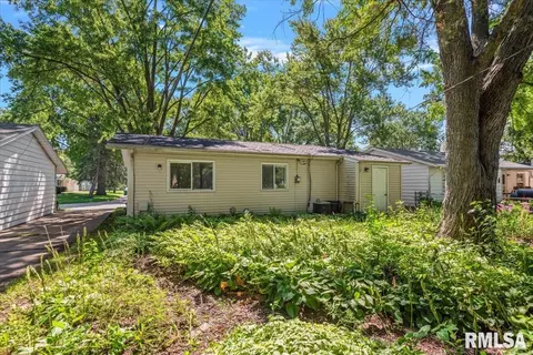 Exterior - 1621 Fairmont Dr, Springfield, IL 62702 photo 5 of 9