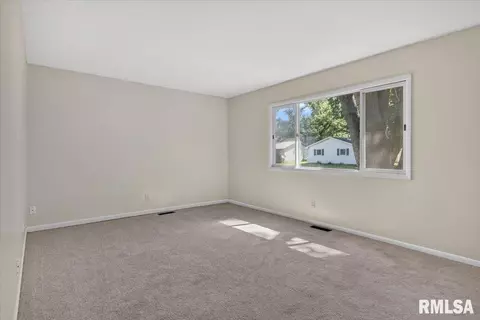 Living - 1621 Fairmont Dr, Springfield, IL 62702 photo 3 of 3