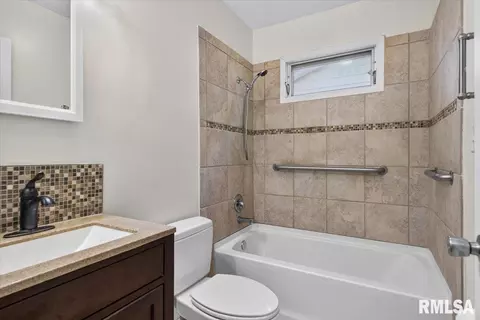 Bath - 1621 Fairmont Dr, Springfield, IL 62702 photo 1 of 1