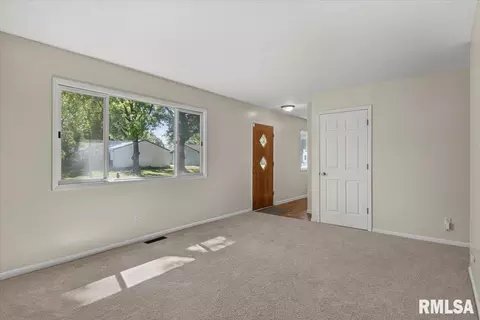 Living - 1621 Fairmont Dr, Springfield, IL 62702 photo 2 of 3