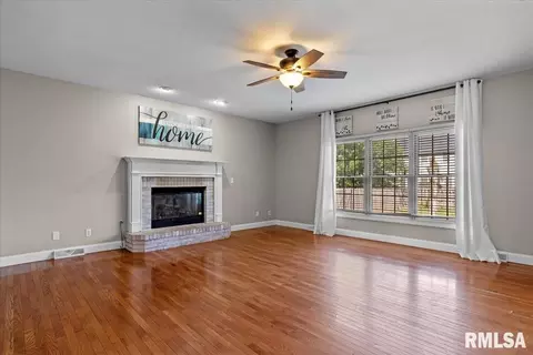 Living - 324 Keystone Dr, Chatham, IL 62629 photo 2 of 9