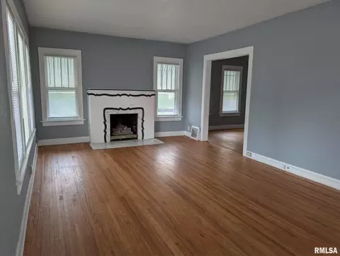 Living - 159 W Locust St, Canton, IL 61520 photo 1 of 3