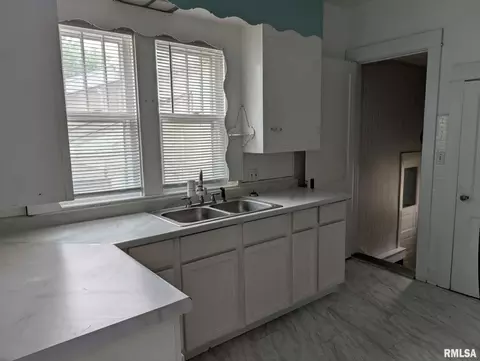 Entry Way - 159 W Locust St, Canton, IL 61520 photo 1 of 1
