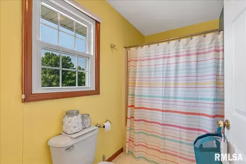 Bath - 1405 Hosta St, Springfield, IL 62712 photo 4 of 4