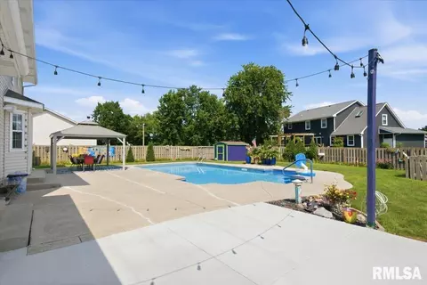 Exterior - 1405 Hosta St, Springfield, IL 62712 photo 3 of 8