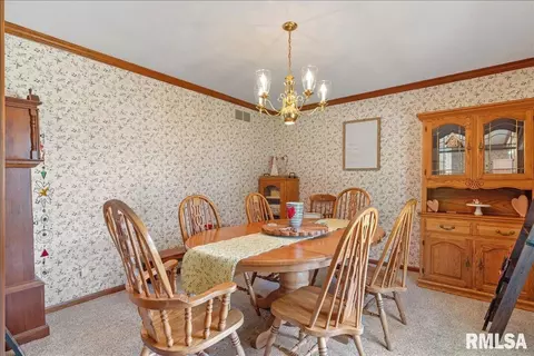 Dining - 1405 Hosta St, Springfield, IL 62712 photo 1 of 3