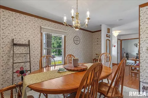 Dining - 1405 Hosta St, Springfield, IL 62712 photo 2 of 3