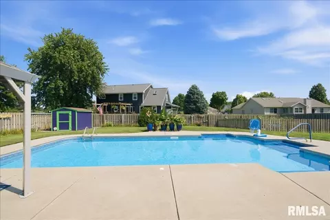 Exterior - 1405 Hosta St, Springfield, IL 62712 photo 4 of 8